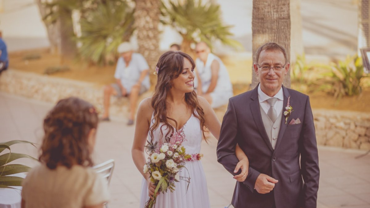 Fotografía del día de la boda de Verónica Díaz con su padre del brazo.