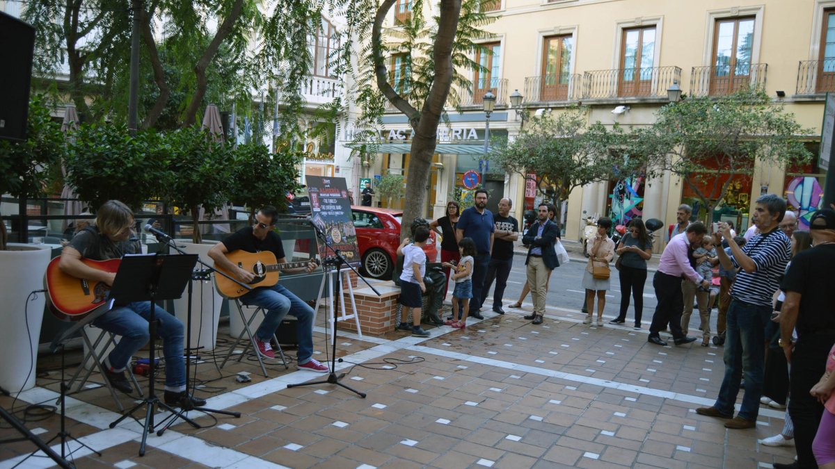 Concierto de Lennon Glasses, ayer en la Plaza Flores.