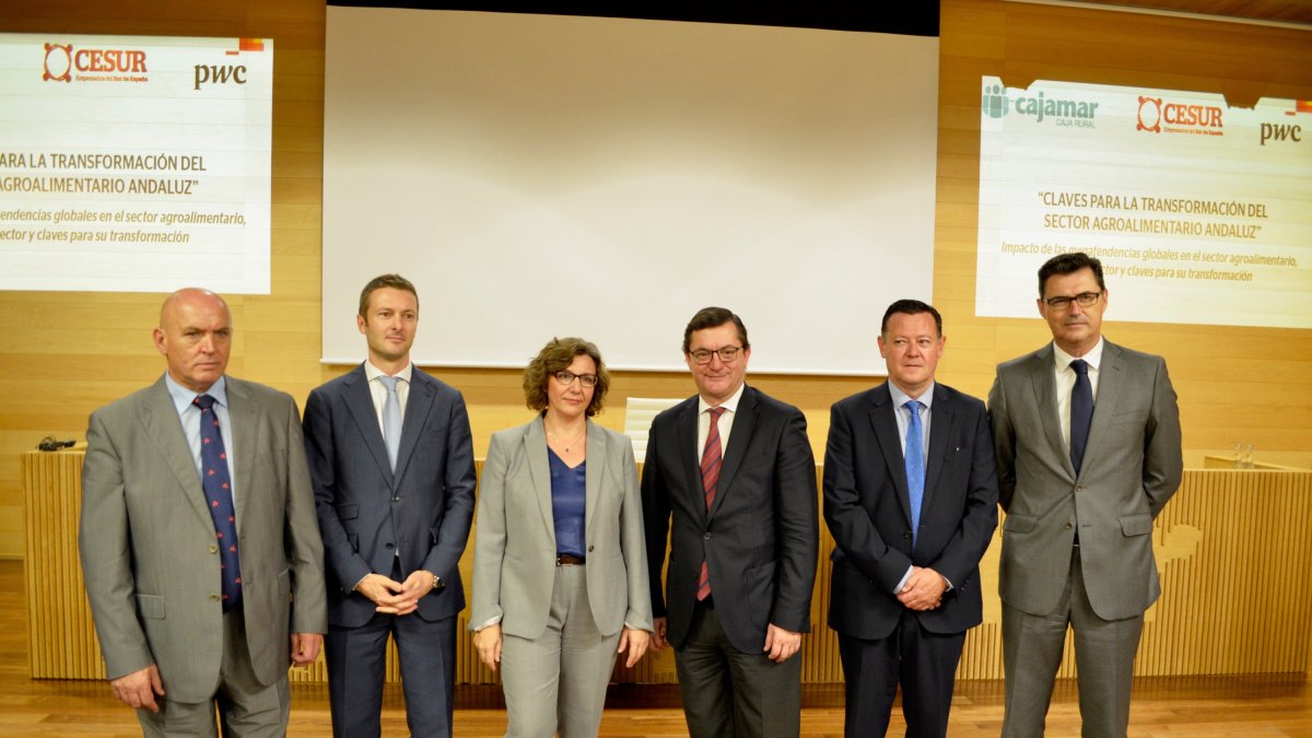 Representantes deCajamar, Pricewaterhouse y Cesur en la presentación ayer del informe sobre el sector agro.