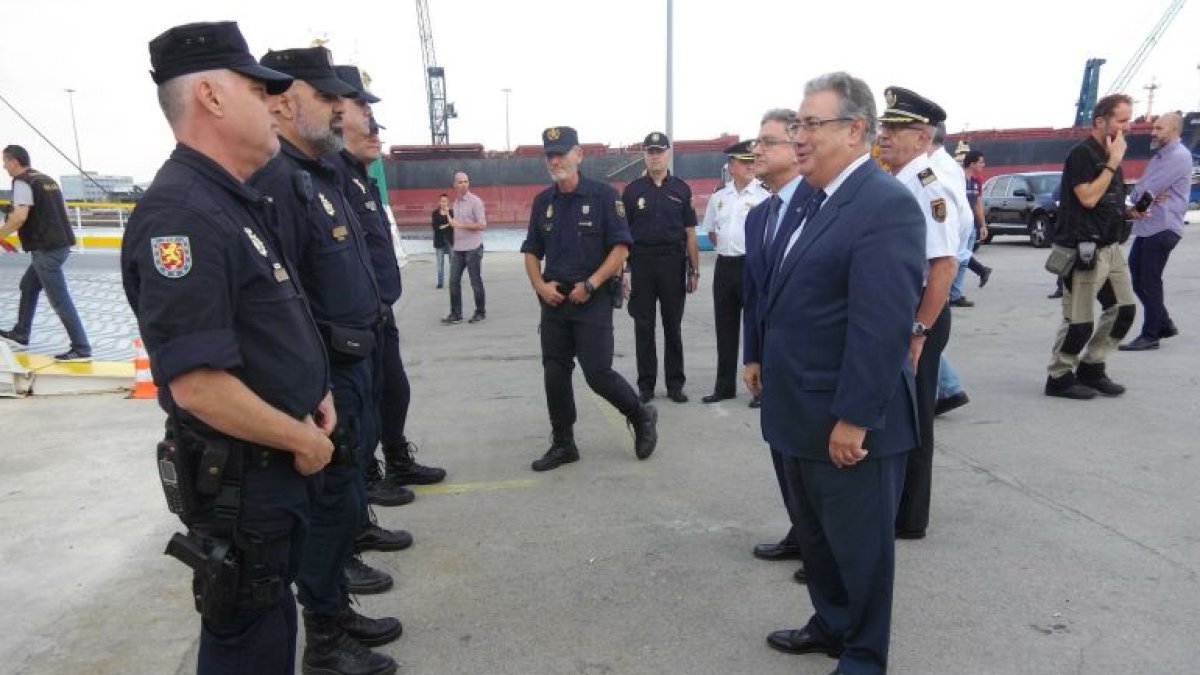 Zoido durante su visita a los agentes esta mañana.