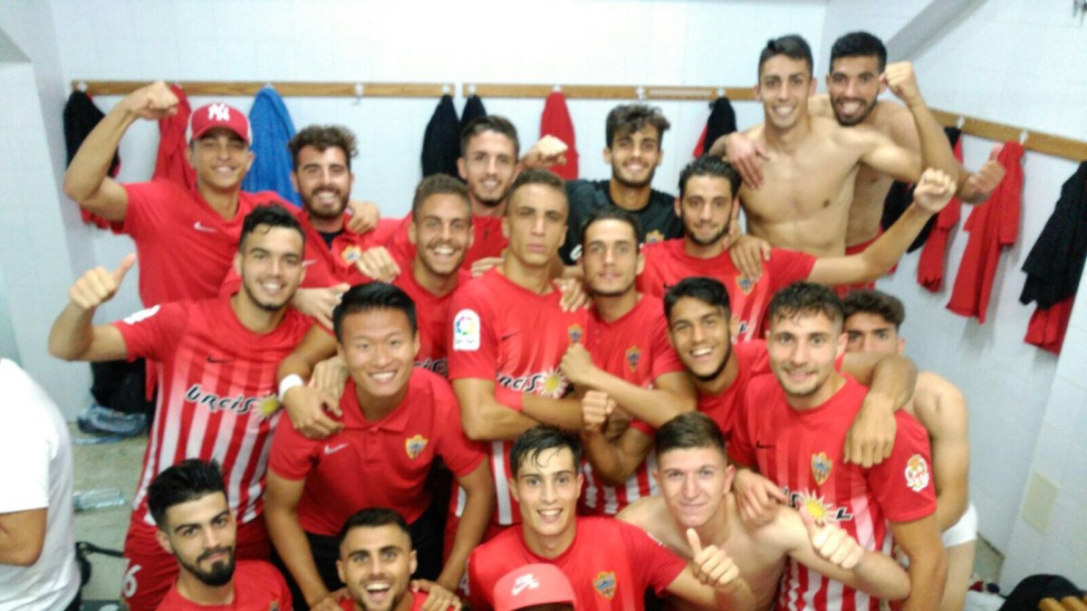 Celebración en el vestuario del filial.