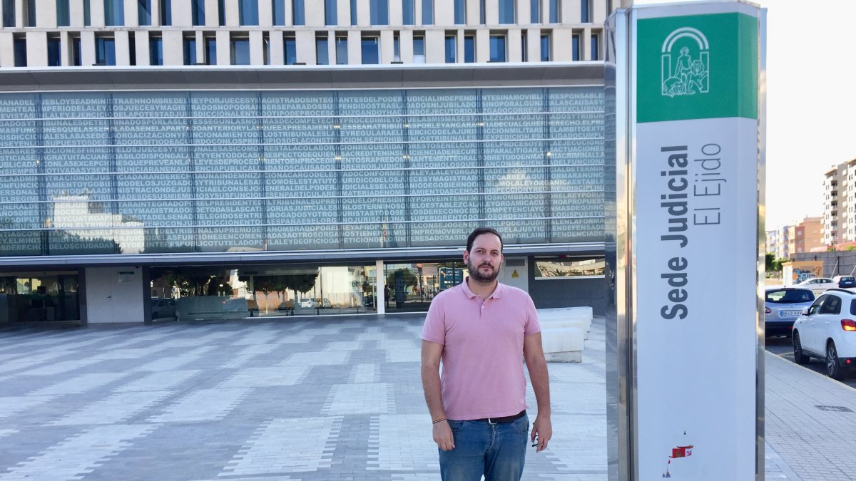 El portavoz de IU en El Ejido frente a los Juzgados, uno de las alternativas existentes en la actualidad.