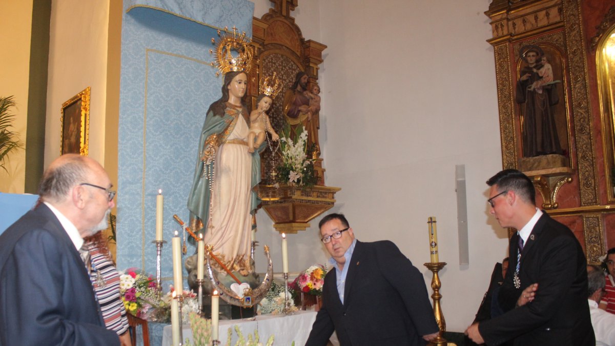 El concejal de Deportes y Tiempo Libre, José Juan Rubí, realizando la ofrenda floral en nombre del Ayuntamiento a la Patrona de Roquetas de Mar.