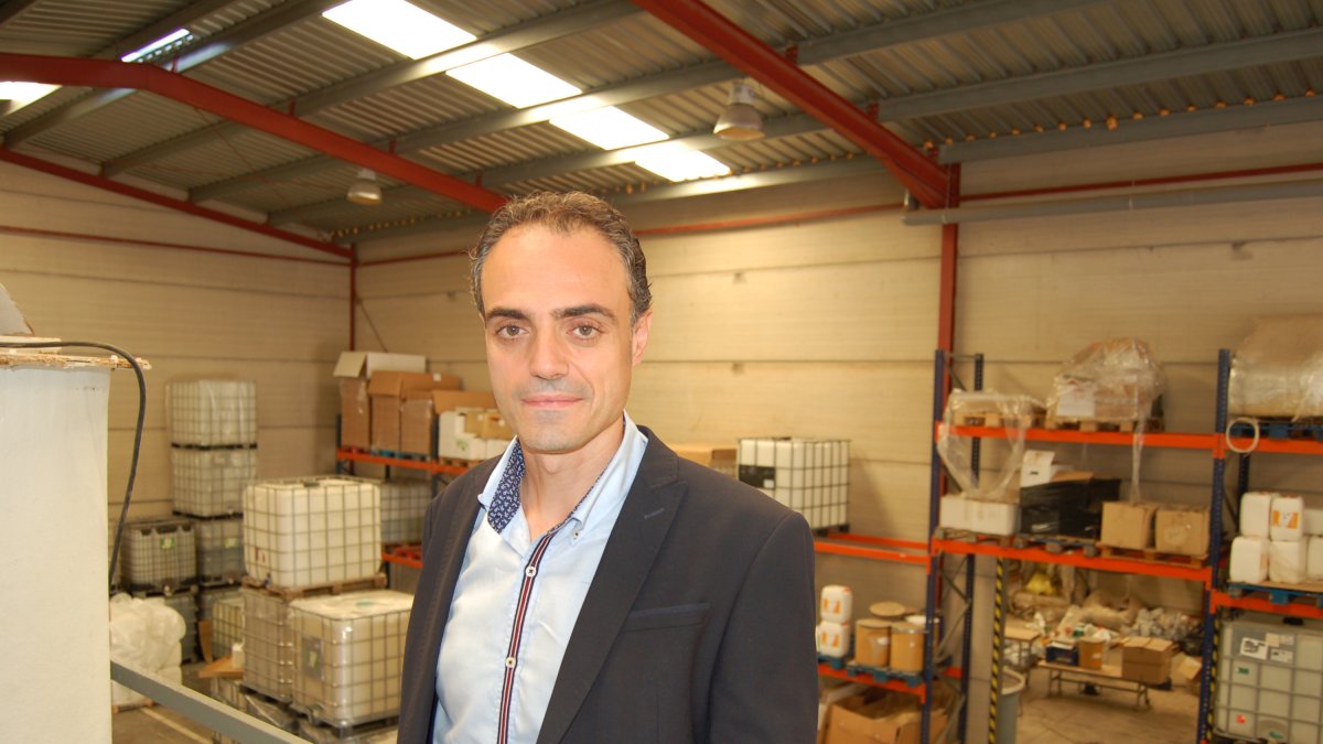 Eduardo Cañizares, en la nave de su empresa, en Benahadux.