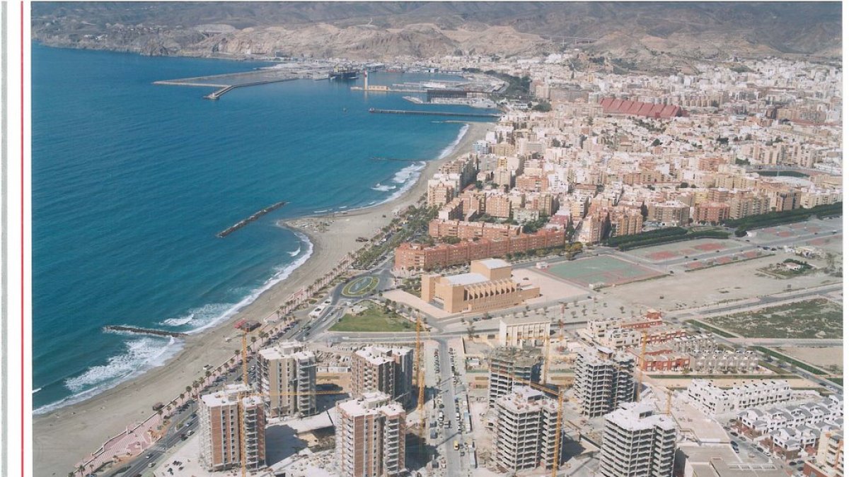 Vista aérea de La Térmica, con las torres de edificios frente a la playa.