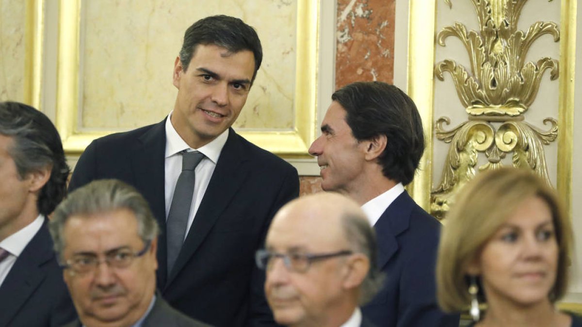 Aznar y Sánchez conversan, en una imagen de archivo.