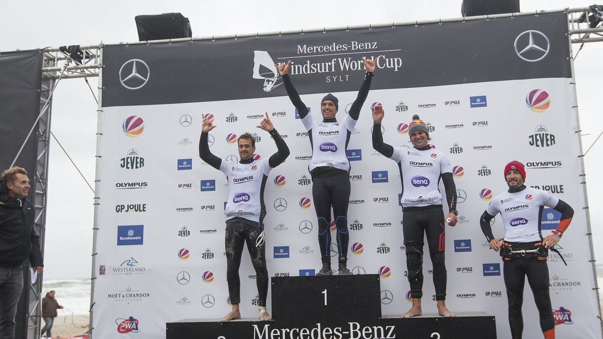 El podio de la prueba con Víctor Fernández.