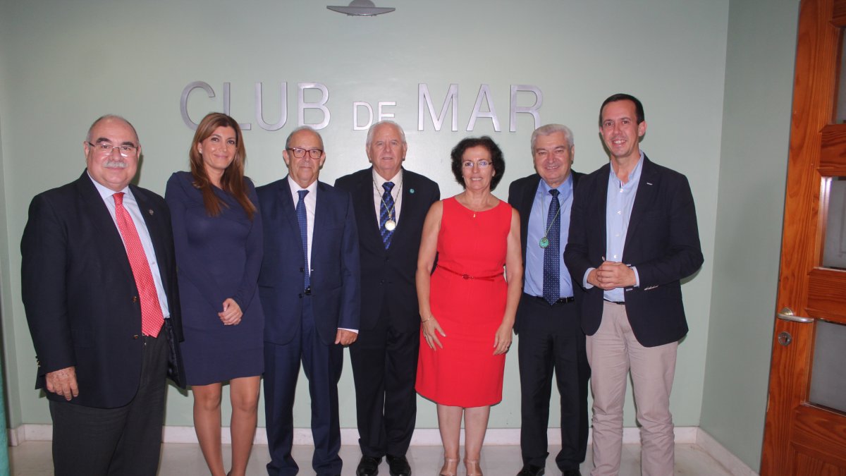 Luis Moreno Fernández, Francisco Domínguez y Tesifón Parrón, homenajeados, Emilio Gómez-Lama, presidente del Colegio;  los delegados, Gracia Fernánde