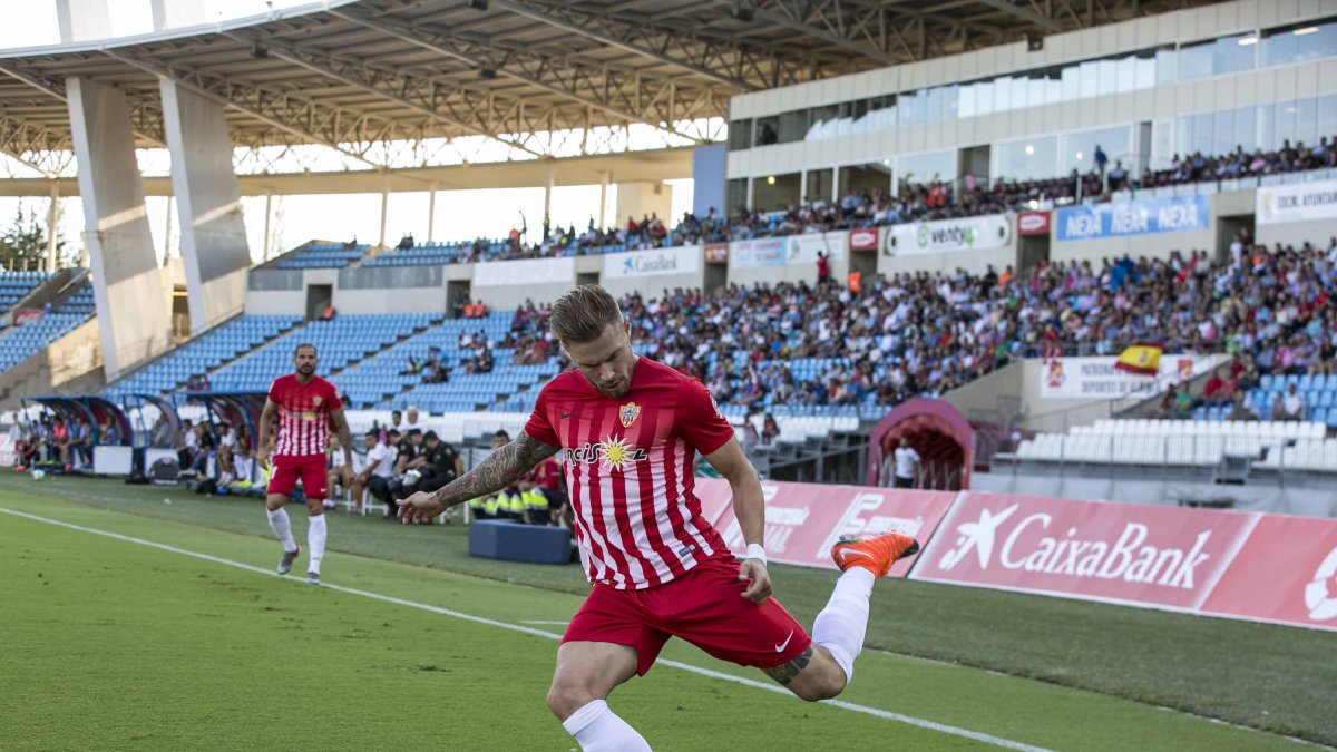Mandi en una jugada del Almería-Huesca.