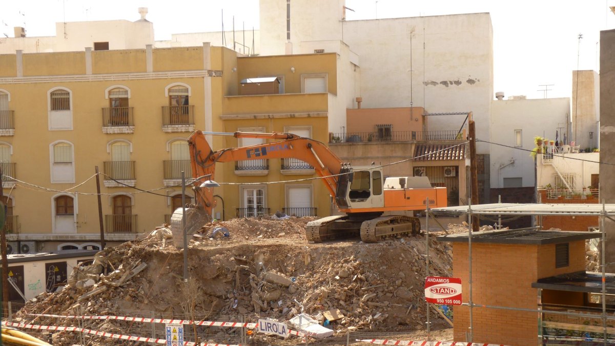 Demolición de las Casas de los Maestros de la Avenida de Vilches llevada a cabo en 2015, dejando el solar a la espera de nuevas construcciones.