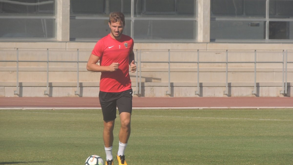 Marco Motta en el campo Anexo.