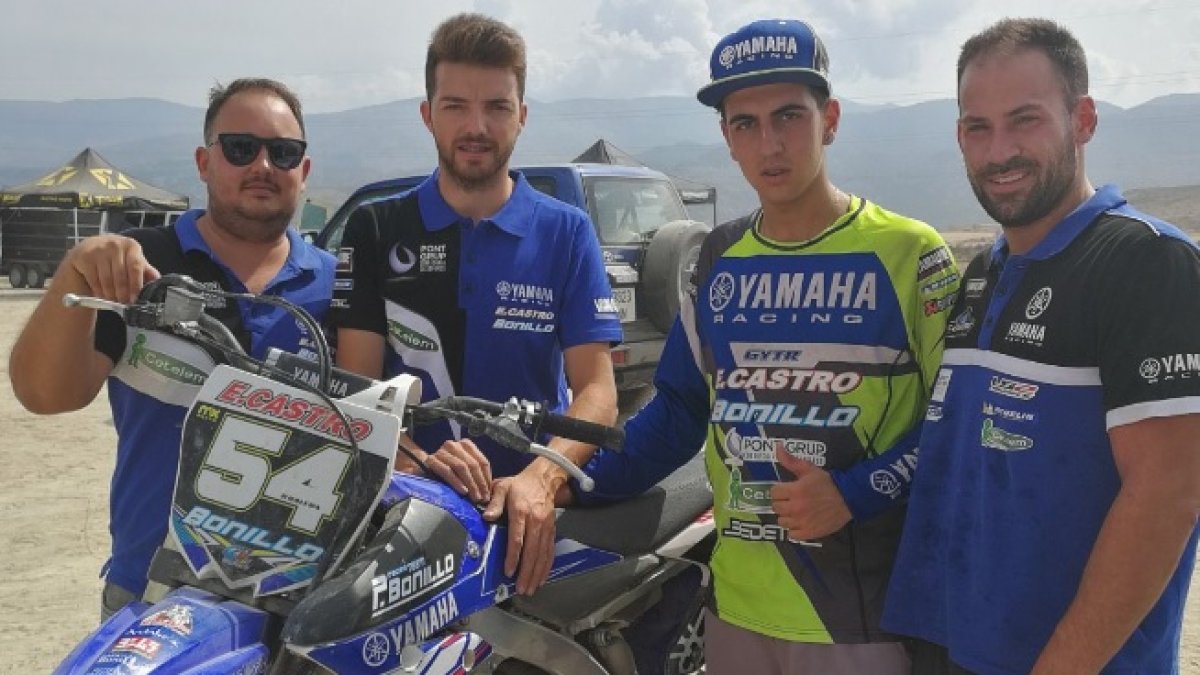 Cristóbal Galera, vencedor en Mx2, con su equipo.