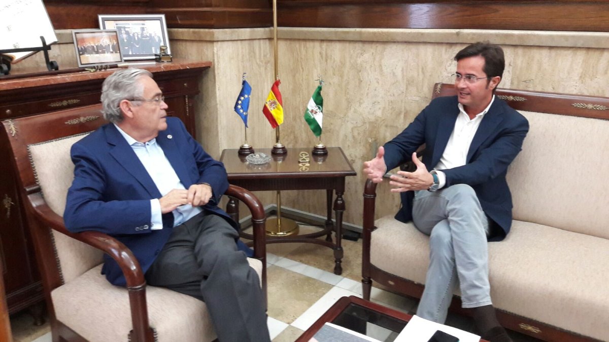 Subdelegado de Gobierno y el alcalde de El Ejido durante la reunión.