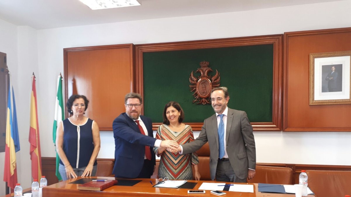 La alcaldesa de Mojácar y los consejeros de Fomento (derecha) y Agricultura (izquierda), chocan las manos en presencia de la delegada del Gobierno.