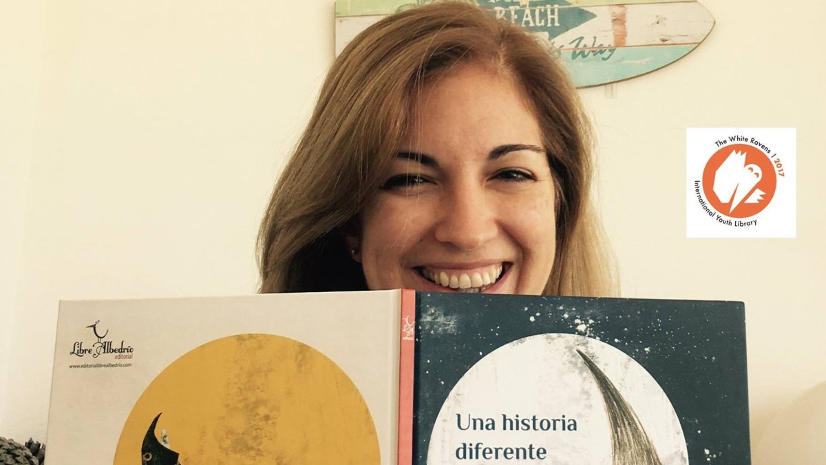 La editora Gema Sirvent con la obra seleccionada.