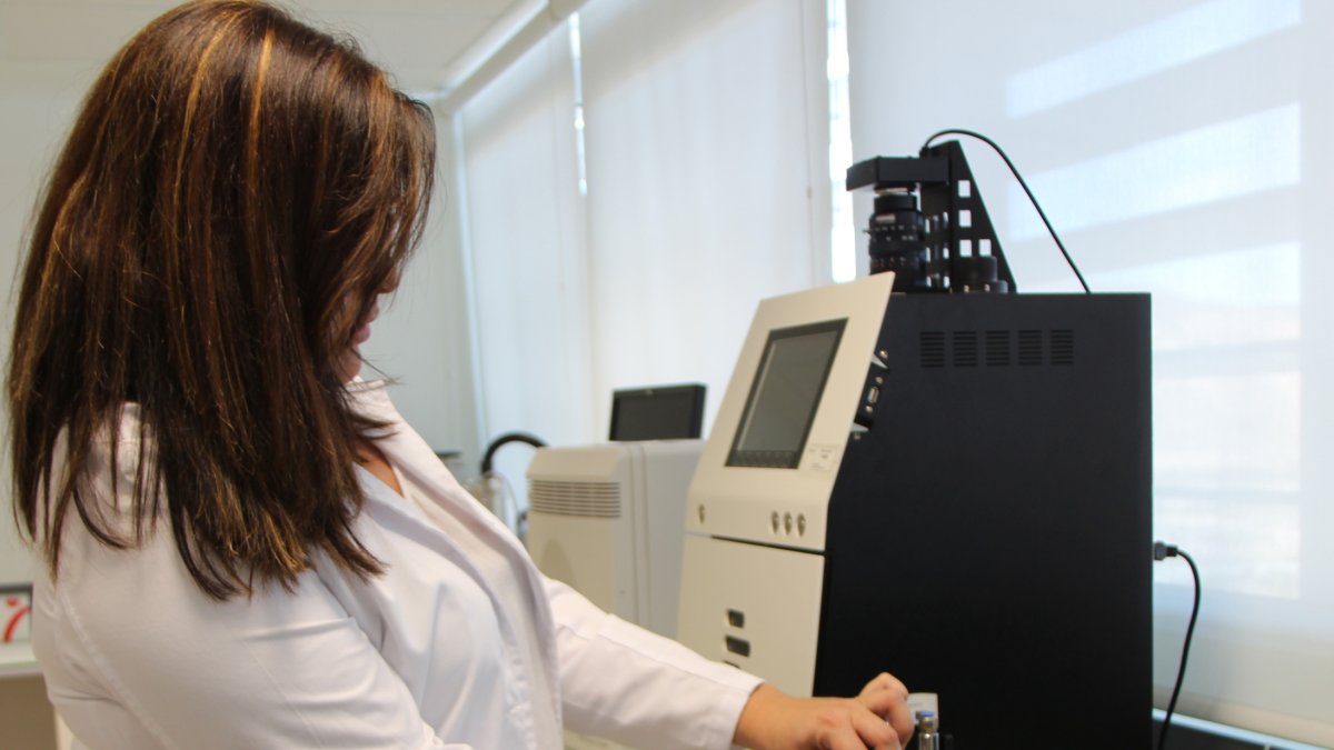 Investigadora en Tecnova testando el sistema predictivo desarrollado por el centro tecnológico.