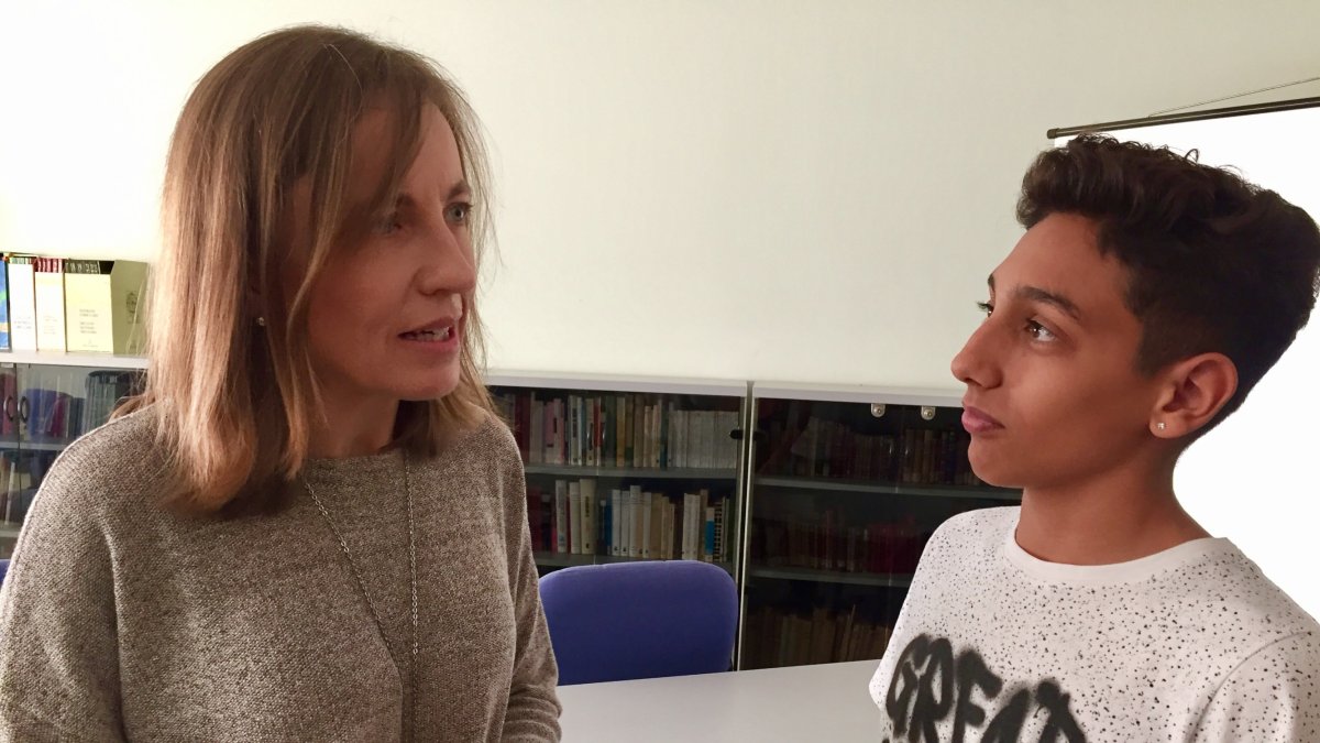 La delegada de Educación, ayer, con Leo Utera, el protagonista en Almería de la campaña del Secretariado Gitano.