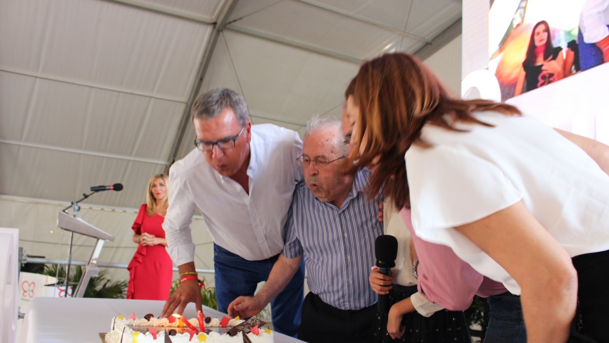 Directivos de Primaflor soplando las velas del cumpleaños