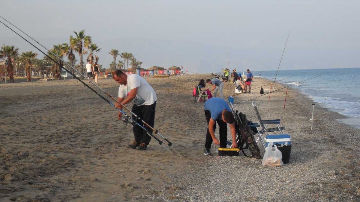Los pescadores en pleno concurso.
