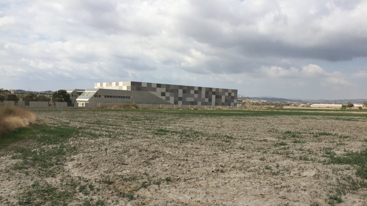 Terreno baldío junto a la desaladora de Villaricos, fuera de servicio desde 2012.