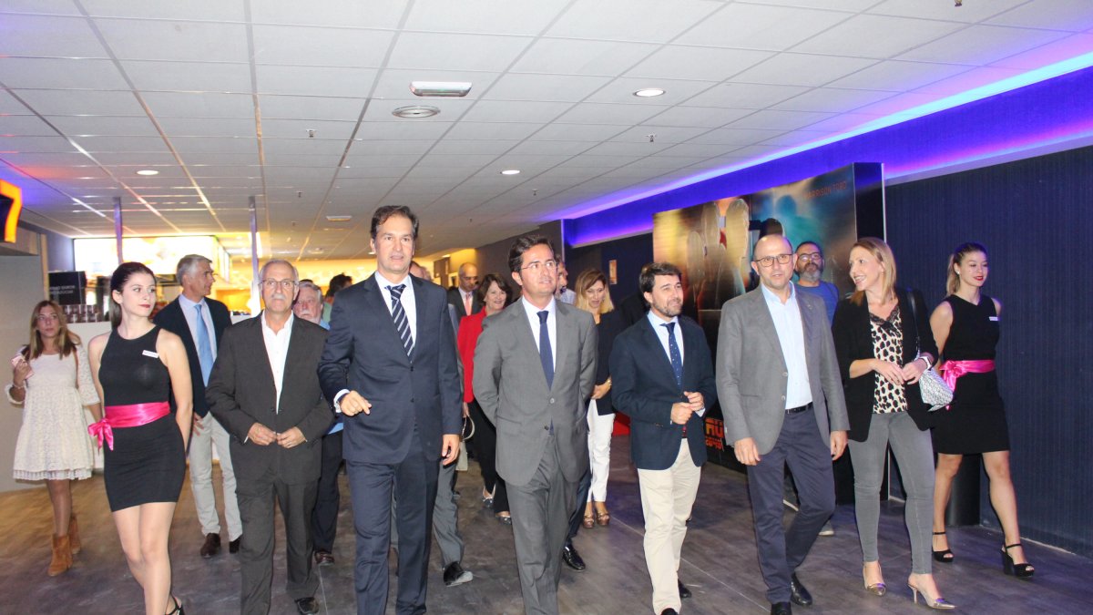 Responsables del Centro Comercial y la empresa OCINE junto al alcalde y varios miembros de la corporación municipal visitando las nuevas instalacione