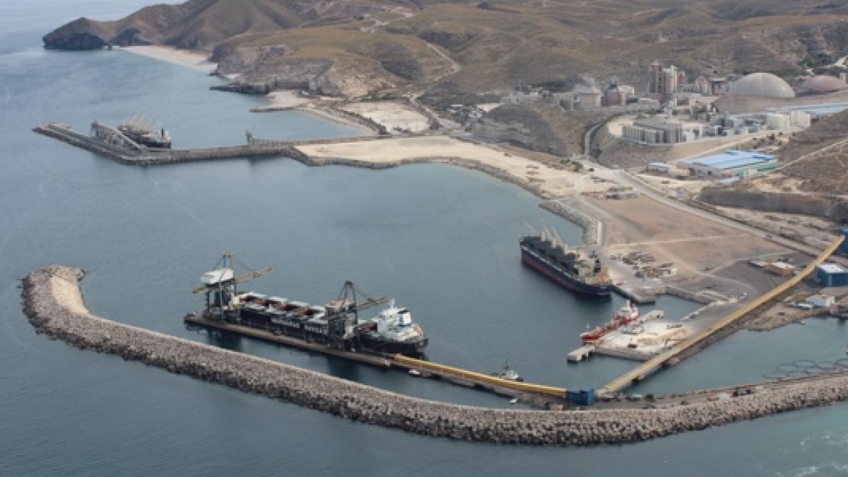 Puerto de Carboneras en una vista aérea del archivo de la Agencia de Puertos de mayo del año 2012.