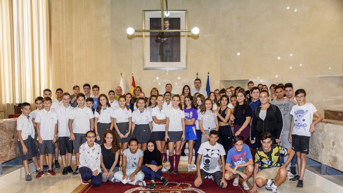 Foto de familia de concejales, alumnos y profesores participantes