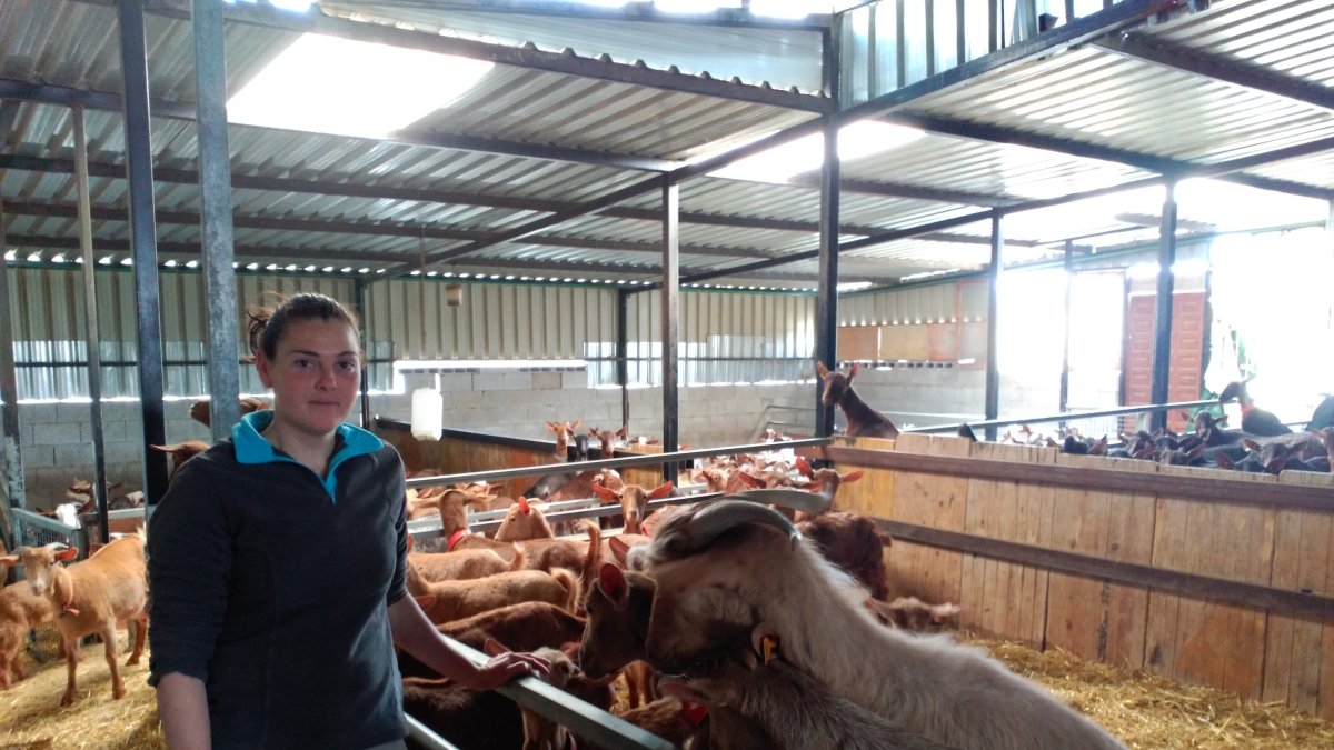 Raquel López Peña vive en la sierra de los Filabres, donde ejerce de pastora, viticultora, doma caballos, quiere ser maestra quesera y espera constru