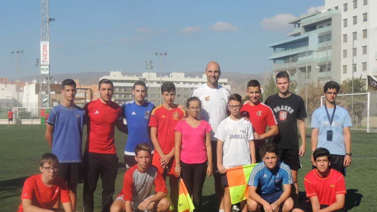 Foto de familia de los aspirantes a colegiado.