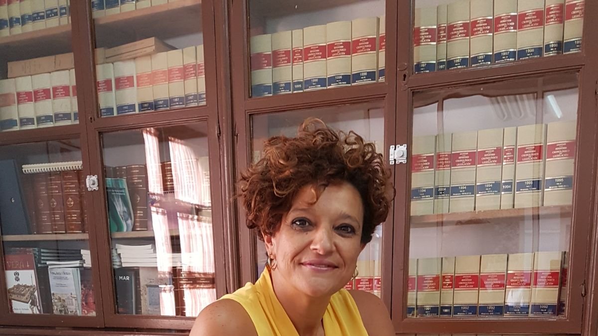 La concejal de Vera Francisca García con el Iglú Verde.