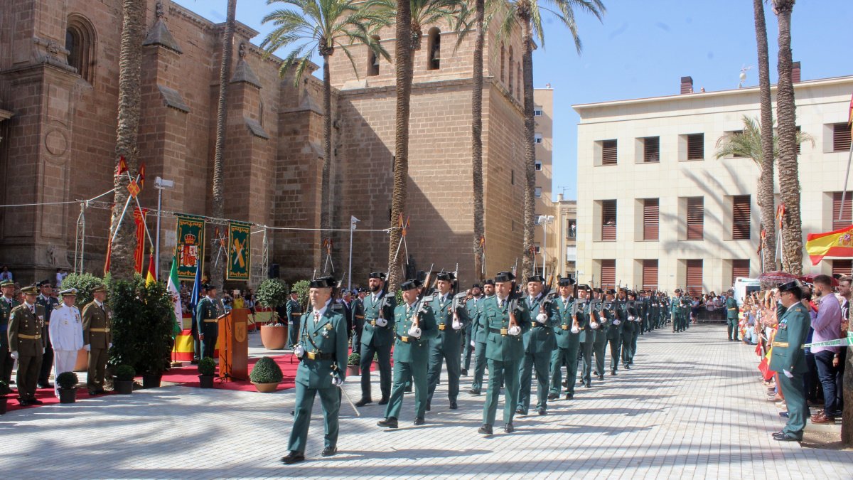 Panorámica de la Plaza de la Catedral durante el desfile del día de la Virgen del Pilar, patrona de la Guardia Civil.