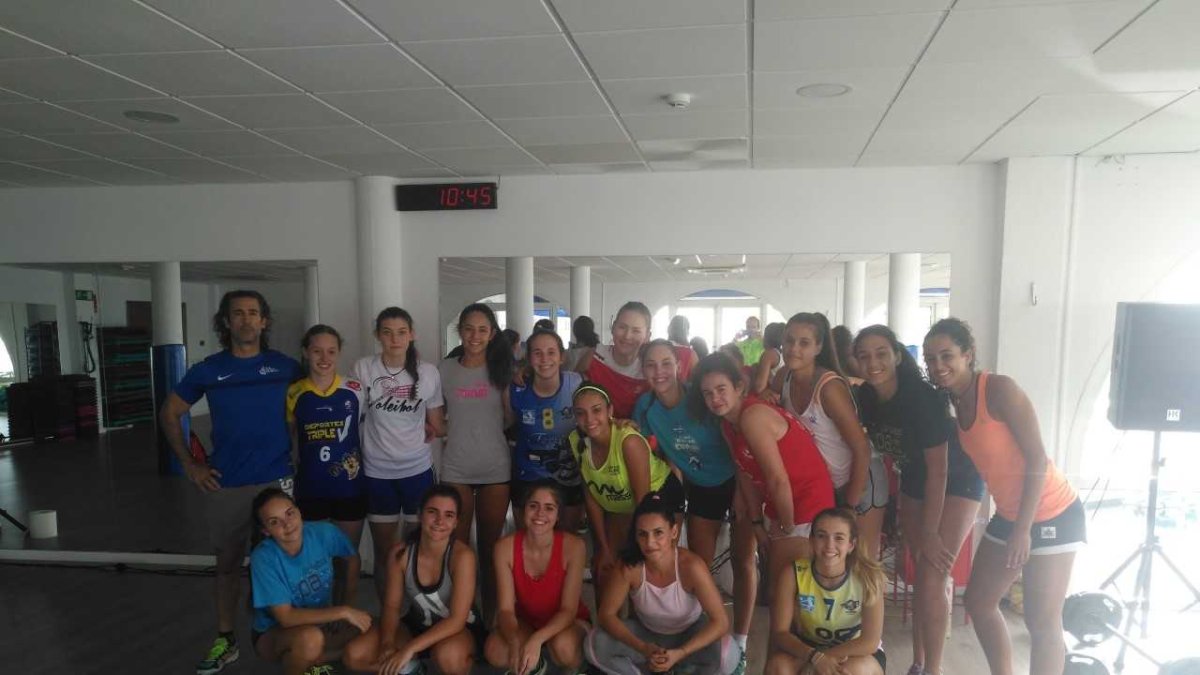 Foto de familia de las jugadoras de voleibol.