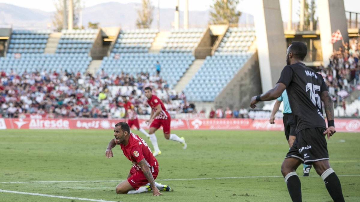 Nauzet en una jugada del Almería-Huesca.