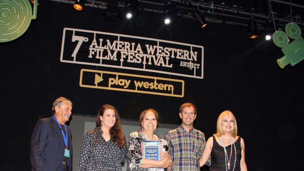 Elisa Montés junto a su hija Emma Ozores y representantes del festival.