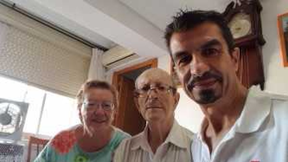 El voluntario Hansi Riart con una de las familias que forman parte del programa.