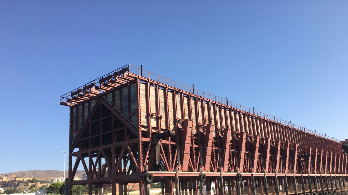 El Cable Inglés adentrándose en el mar en la capital almeriense.