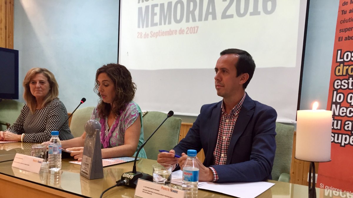 Presentación de la Memoria 2016 de Proyecto Hombre con la vela que simboliza el alta terapéutica.
