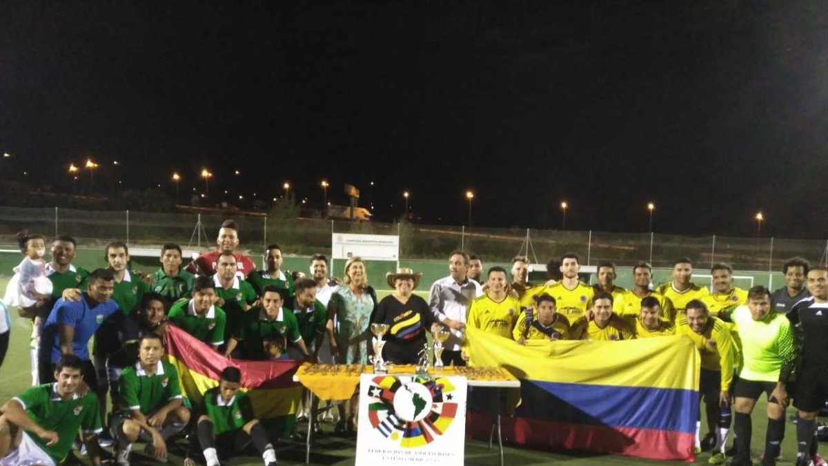 Los equipos finalistas con las autoridades.