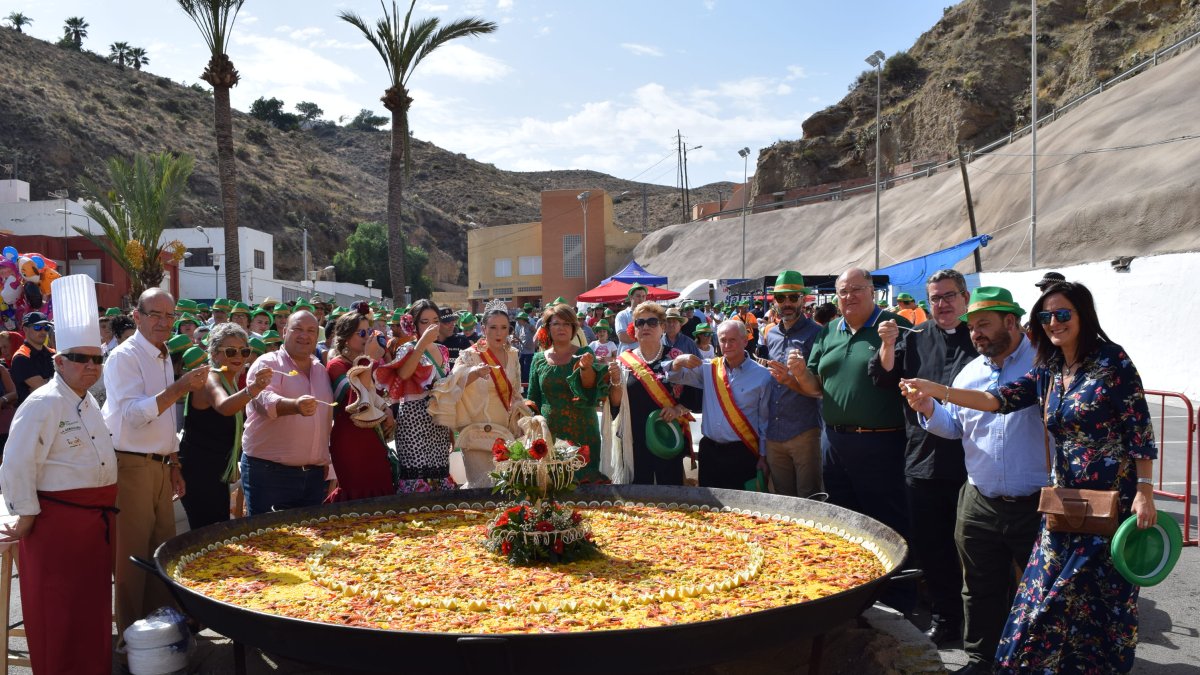 El cocinero Antonio Gázquez y sus operarios cocinaron a la vista de todos esta monumental paella para un millar de personas.
