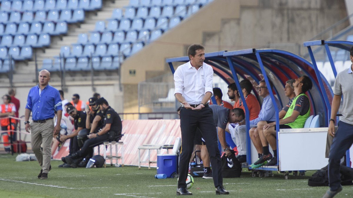 Ramis hablando con sus ayudantes.