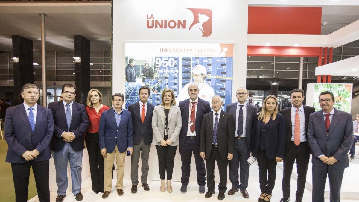 miembros de la diputación Provincial de Almería, junto con representantes del Gobierno y el Ayuntamiento de El Ejido en el stand de Alhóndiga La Unió