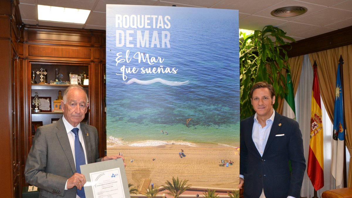 Amat, con el certificado, junto al concejal Carmona.
