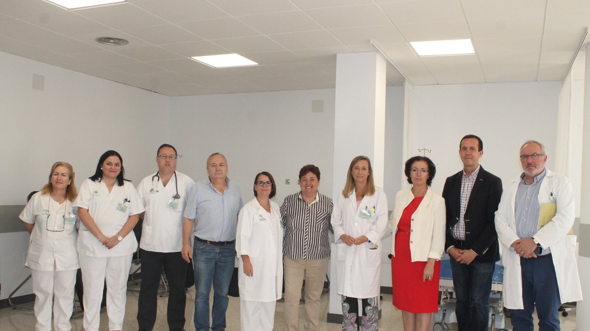 La gerente del SAS?(centro) en su visita ayer a las instalaciones reformadas.