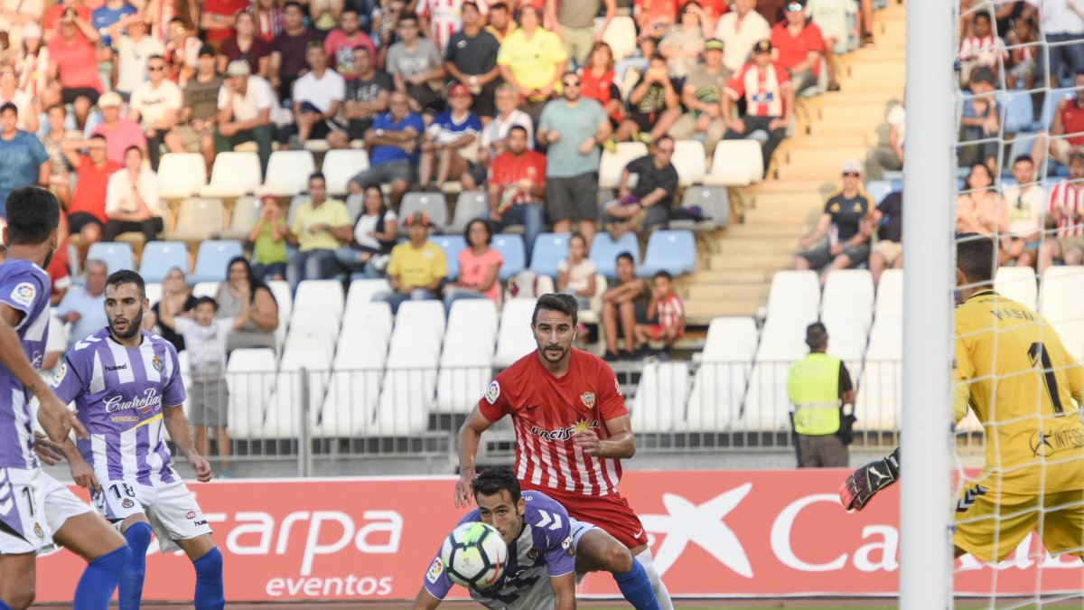 Juan Muñoz en una jugada del partido ante el Valladolid.