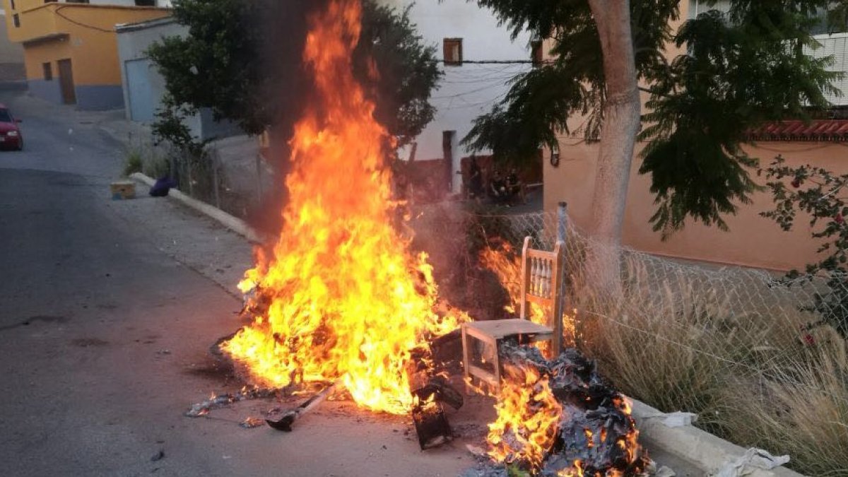 Contenedor ardiendo en Adra.