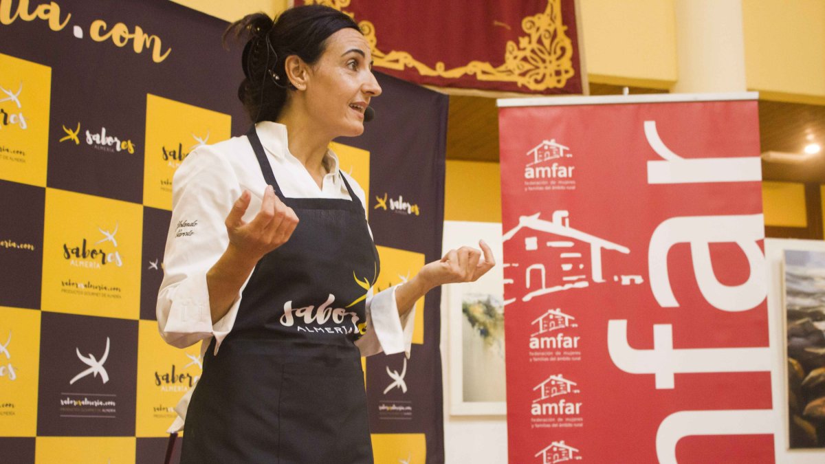 Yolanda García, chef del restaurante roquetero Alejandro, en una sesión de cocina en directo.