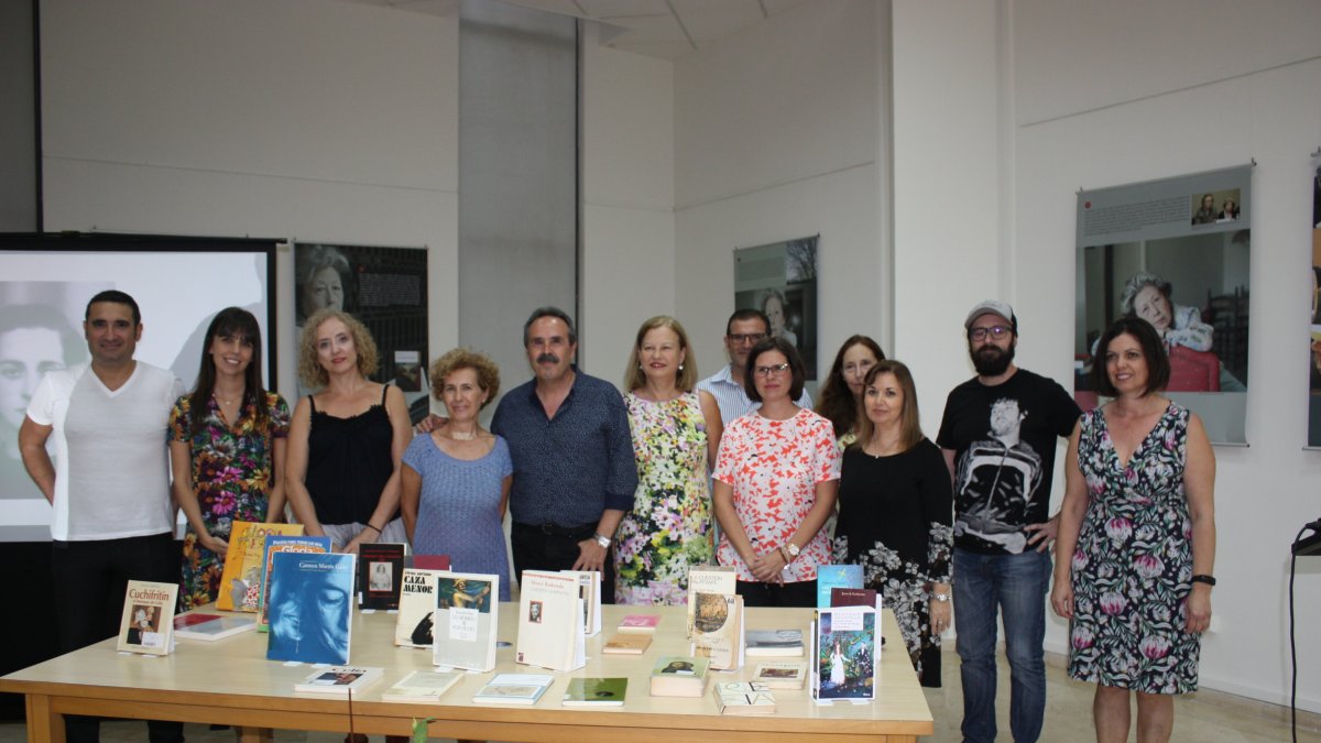 Foto de los participantes en la lectura, junto al delegado y la directora de la Villaespesa.