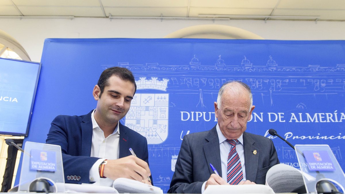 Firma del convenio entre Ramón?Fernández-Pacheco y Gabriel Amat, ayer.