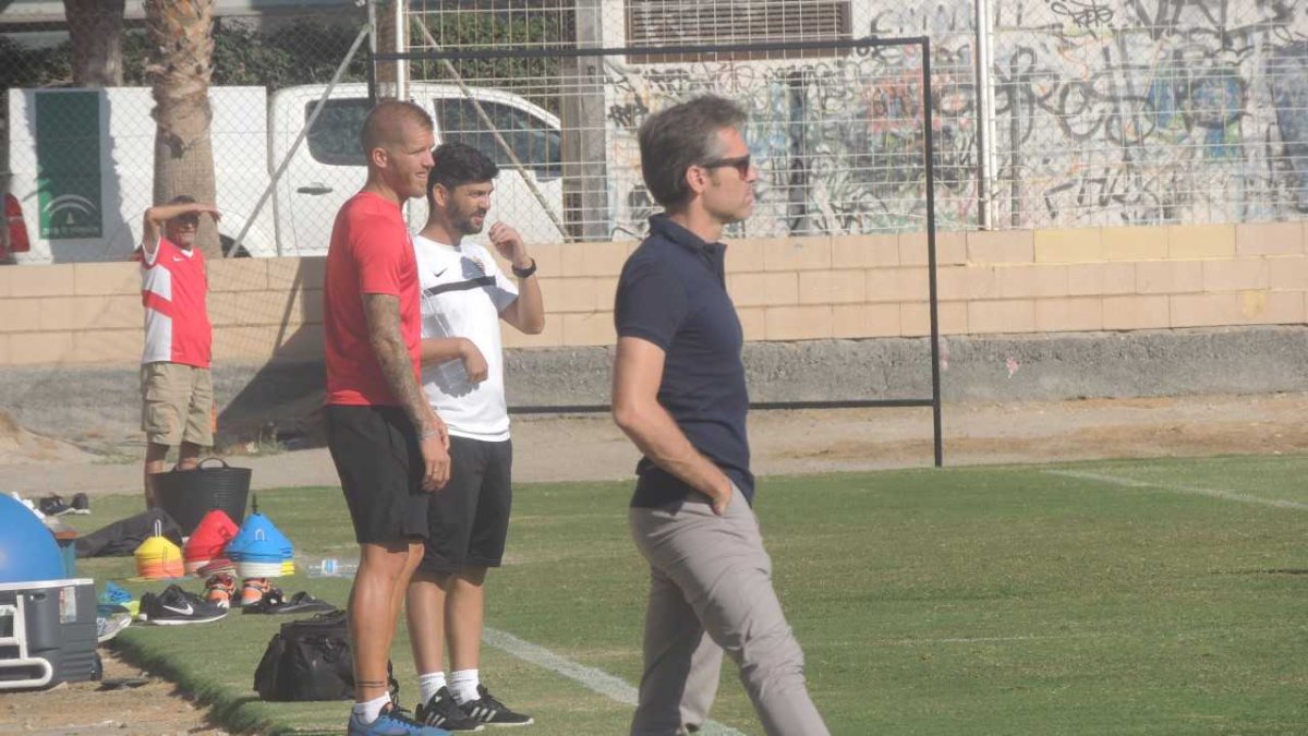 Miguel Corona contemplando su obra.