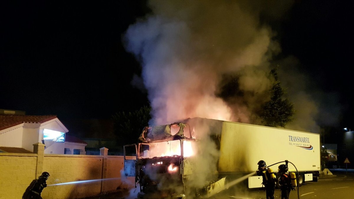 Imagen facilitada por los bomberos de Almería del incendio